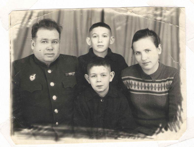 Эдуард Ханок с родителями и братом